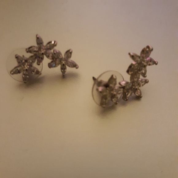 Flower Earrings - Picture 2 of 2